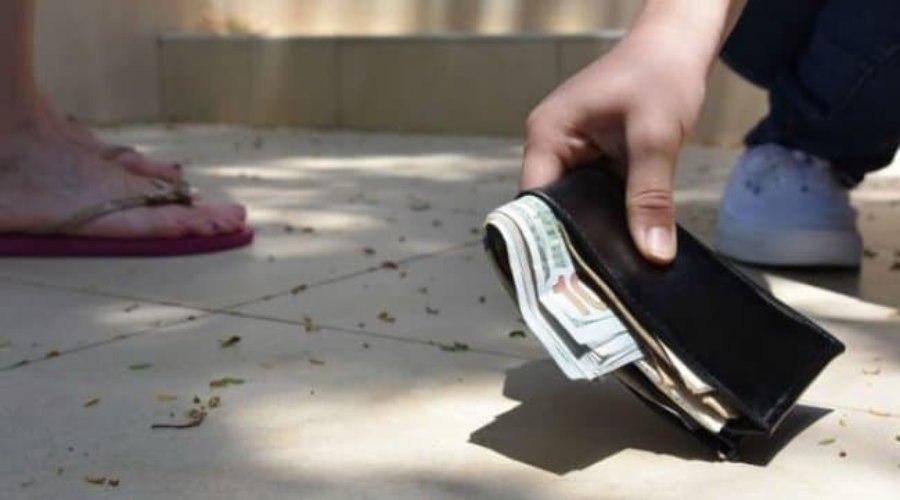 Mơ nhặt được ví tiền trên đường thể hiện sẽ có vận may